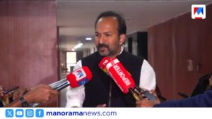 'സ്വർണം കട്ടവൻ ആരപ്പാ, സഖാക്കളാണേ അയ്യപ്പാ'; ഹിറ്റായ പാട്ടു പാടി വിഷ്ണുനാഥ് |
